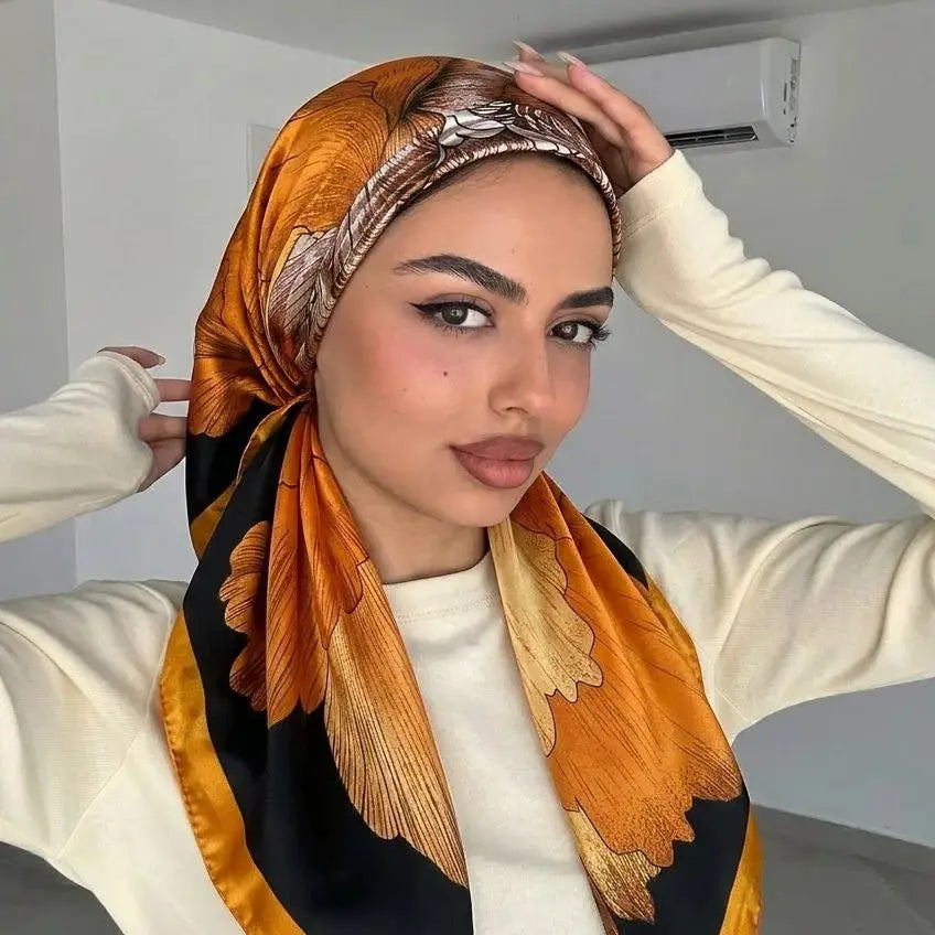Hijab carré imprimé en satin Zellina - motif détail