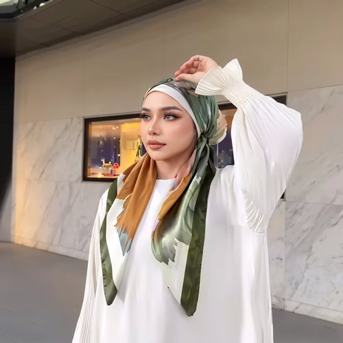 Hijab carré imprimé en satin Zellina - vue portée